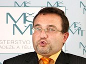 Ministr kolstv Josef Dobe bhem tiskov konference v Praze (11. ervence