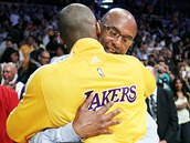 Joe Bryant objímá svého syna Kobe Bryanta ped druhým zápasem tvrtfinále