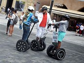 Turist na voztkch Segway na Staromstskm nmst v Praze. (Ilustran