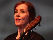 Suzanne Vega pi svm koncertu v Olomouci, na kter se na Horn nmst pily