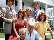 Hrdinové seriálu Dallas - zleva Patrick Duffy, Victoria Principalová, Barbara...