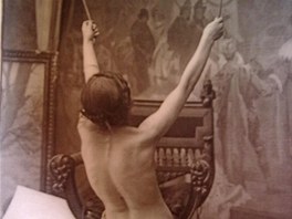 Snímek ženy, která stála Muchovi modelem při malování Apotheosy