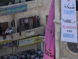 Syrt demonstranti v Ham vyvsili plakt s podkovnm televiznm stanicm