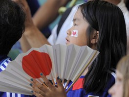 ANI NEDÝCHÁ. Fanouci proívali ivotní zápas japonských fotbalistek, na rozuzlení si museli pokat do prodlouení. 