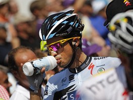 JET LOK A JEDEME. panlský cyklista Alberto Contador se oberstvuje ped