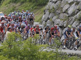 cyklistick peloton v prbhu 13. etapy Tour de France