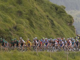 cyklistick peloton v prbhu 13. etapy Tour de France