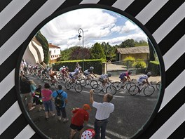 cyklistick peloton v prbhu 16. etapy Tour de France