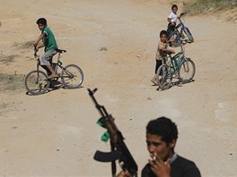 Ozbrojen Libyjec ve vesnici Asab, asi sto kilometr jihozpadn od Tripolisu