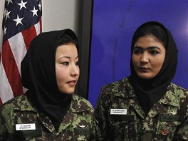 Afghnsk dstojnice na tiskov konferenci na zkladn Lackland v Texasu. Zleva