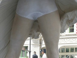 Socha Monroeové v nadivotní velikosti od umlce Sewarda Johnsona zde bude stát