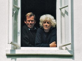 Prezident Václav Havel s první manelkou Olgou se dívají z okna chalupy na...