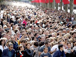 Vojenskou pehlídku v centru Paíe sledovaly tisíce lidí. (14. ervence 2011) 