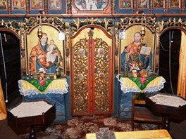 Výzdoba dřevěného kostelíku v Jiráskových sadech v Hradci Králové. 