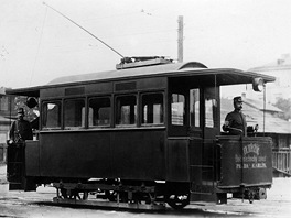 První český zavřený tramvajový motorový vůz vyrobili v roce 1894...