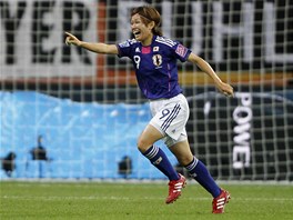 Japonská fotbalistka Nahomi Kawasumiová se raduje ze vstelené branky.