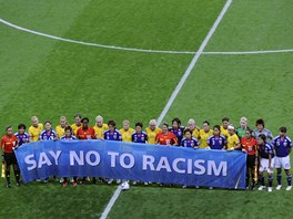 védky a Japonky propagují akci proti rasismu.