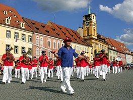 Mldenick dechov orchestr se ped odletem lou s Chebany ukzkou programu,