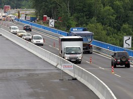 Rozen most na nov silnici R6 u Transmotelu u funguje obousmrn, ale