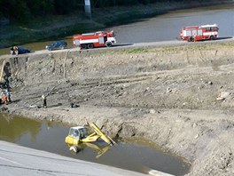 Na přehradě Skalka zachraňovali hasiči zatopený bagr.