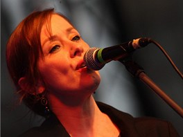 Suzanne Vega pi svm koncertu v Olomouci, na kter se na Horn nmst pily