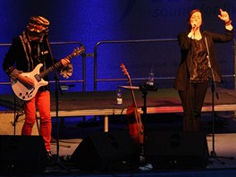 Suzanne Vega při svém koncertu v Olomouci, na který se na Horní náměstí přišly