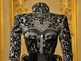 To nejlep z haute couture pehldek pro seznu podzim-zima 2011/2012: Worth.
