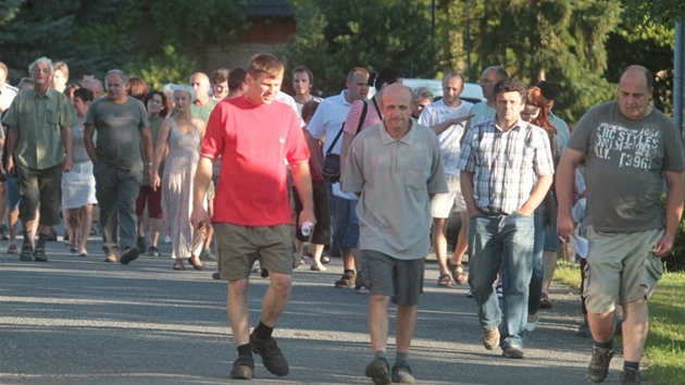 Zastupitelé a obyvatelé Velké Leice jdou na jednání od zapeetné radnice do