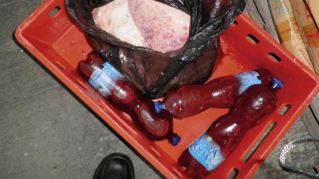 Krev ml majitel prodejny v plastových lahvích, také ji do lednice nedával.