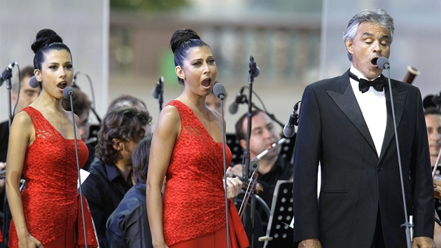 Zpvák Andrea Bocelli na akci poádané Federálním fondem (9. ervence 2011)