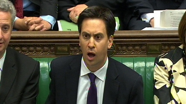 Vdce labouristické opozice Ed Miliband ení v britském parlamentu (11.