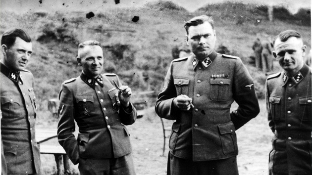 Zleva: Josef Mengele, velitel vyhlazovacího tábora v Osvtimi Rudolf Höss,...