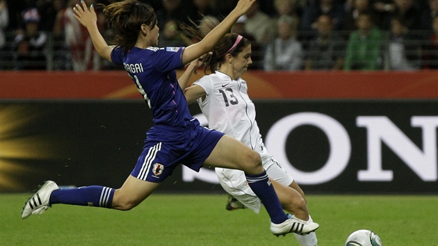 Amerianka Alex Morganová dává gól do sít Japonska. 