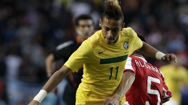 DRIBLÉR V AKCI.  Brazilce Neymara (vlevo) brání Antolin Alcaraz z Paraguaye.