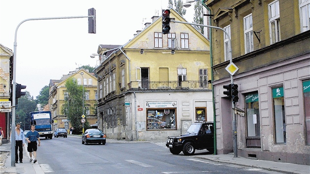 Ulice 5. kvtna v centru Jablonce nad Nisou v lét 2002.