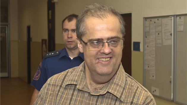 Ladislav Matuka u mosteckého soudu (18. ervence 2011)