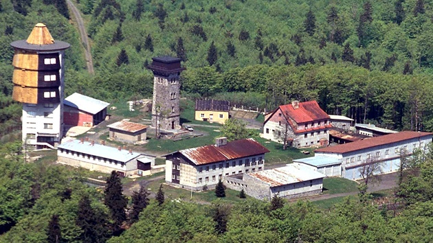 Bývalý vojenský areál na �erchov� s kamennou rozhlednou a pozorovatelnou