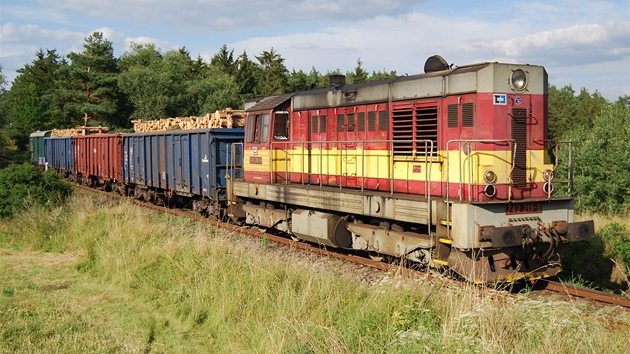 Nákladní dopravu na trati zajišťuje dnes lokomotiva řady 742, zvaná mezi