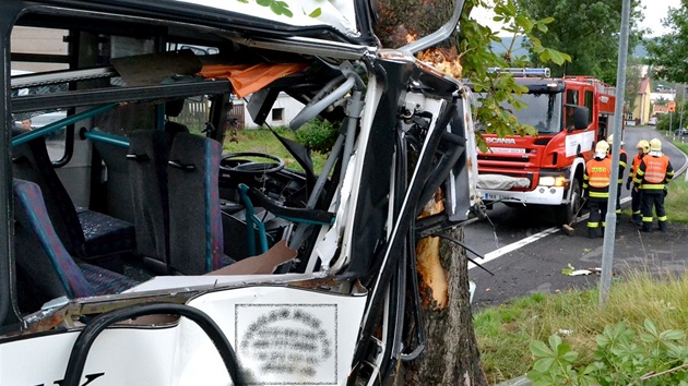 Linkový autobus narazil v pondlí ráno do stromu ve Staré Roli na Karlovarsku.