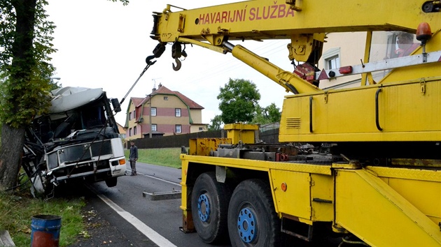 Linkový autobus narazil v pondlí ráno do stromu ve Staré Roli na Karlovarsku.