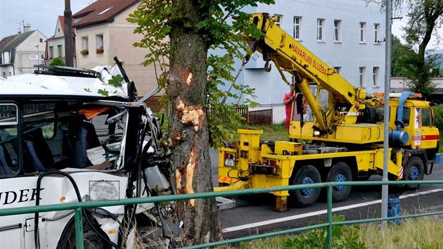 Linkový autobus narazil v pondlí ráno do stromu ve Staré Roli na Karlovarsku.