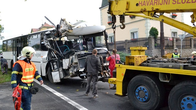 Linkový autobus narazil v pondlí ráno do stromu ve Staré Roli na Karlovarsku.