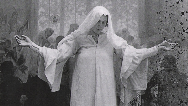 Snímek Alfonse Muchy, na které zachytil ženu, která mu stála modelem pro obraz