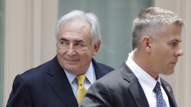 Dominque Strauss-Kahn odchází od soudu na Manhattanu (6. ervence 2011)