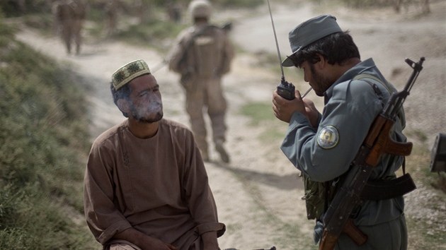 Afghánský voják policista kontroluje mu�e v provincii Hílmand (17. �ervence