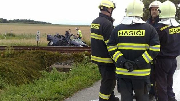 Tragické nehoda Fordu Mondeo a osobního vlaku u Jinoan u Prahy