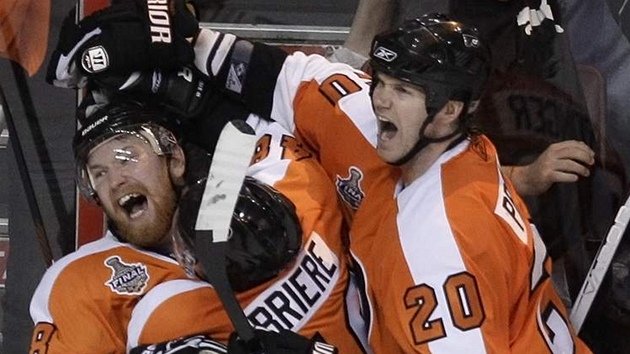 Chris Pronger (vpravo) se raduje z vít�zného gólu ve finále Stanley Cupu