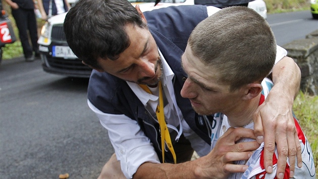 BOLÍ? Léka prohlíí zranného Belgiana Van den Broecka, který si pi pádu