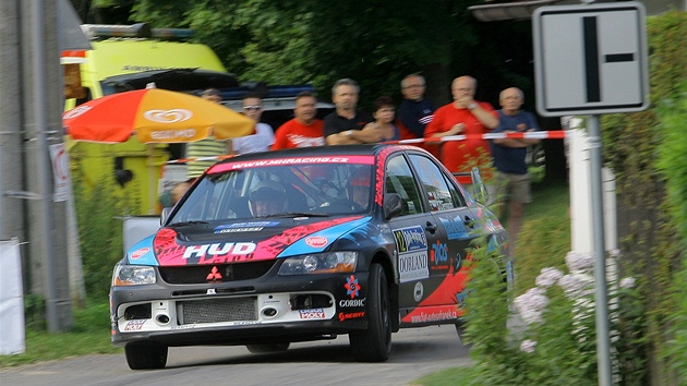 POZOR, ZÁKRUTA! Martin Hudec se ve svém Mitsubishi ítí ze zatáky bhem Rallye