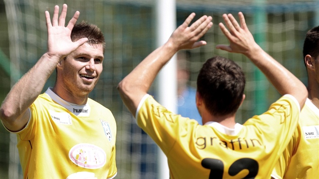 NA OSLAVY JE HORKO. Vla�imský Miloslav Strnad (vlevo) poklidn� slaví sv�j gól